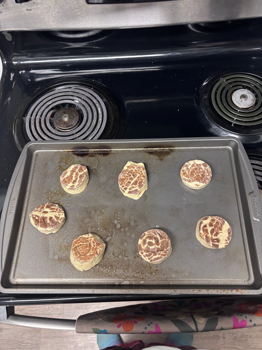 ShayReena's tweet photo. My @Pillsbury cinnamon rolls only came with 7. Boo! https://t.co/re4Sd6A8bY