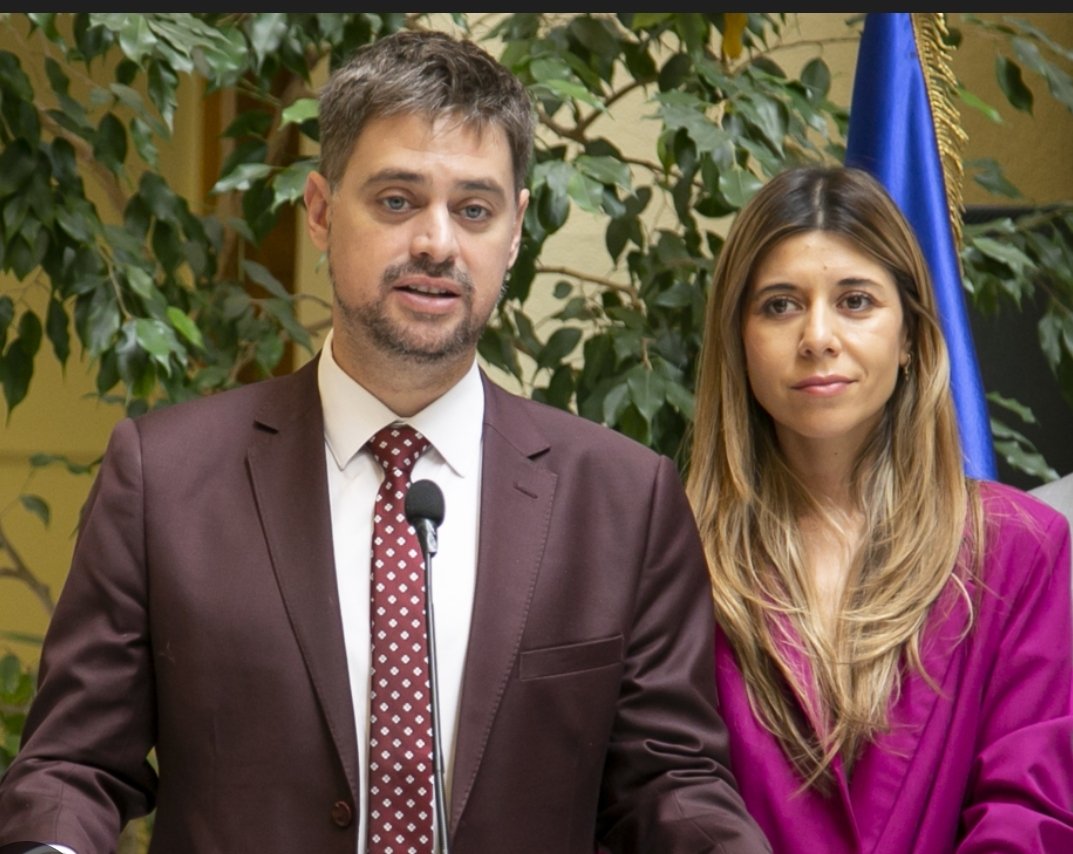 A contar de hoy comenzaré a publicar a los "Imbeciles del mes"  En esta ocasión el título es para  #LosDanieles 
Daniela Cicardini y Daniel Manouchehri