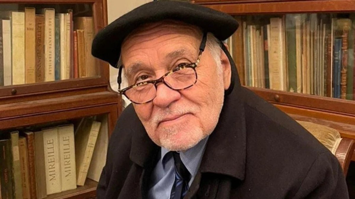 Lise 2'deyken İlber Hoca'nın cep telefonunu internette bulmuş, bir söyleşiye çağırmıştım. Hiçbir detay sormadan kabul etmişti. Heyecandan iki cümleyi bir araya getirmekte zorlanan bir çocuk sesini ciddiye almasına inanamamıştım.
Dört sene sonra üniversitede hocam oldu.
Hiç