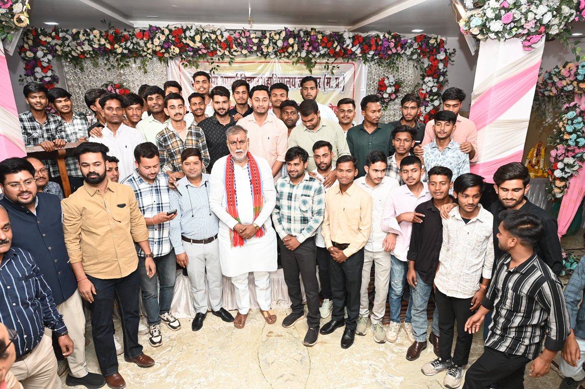 50 साल हो गए, जब मैं कॉलेज के हॉस्टल में रहा करता था। समय जाते पता नहीं चलता। युग बीत जाते हैं। ऐसे ही 50 वर्ष बीत गए। आज हम सब नए-पुराने लोग मिले। यह एक अलग आनंद होता है। मेरा विश्वास और मेरा साहस छात्रावास की जीवनशैली की देन है।

आज शासकीय आदर्श विज्ञान महाविद्यालय,जबलपुर के