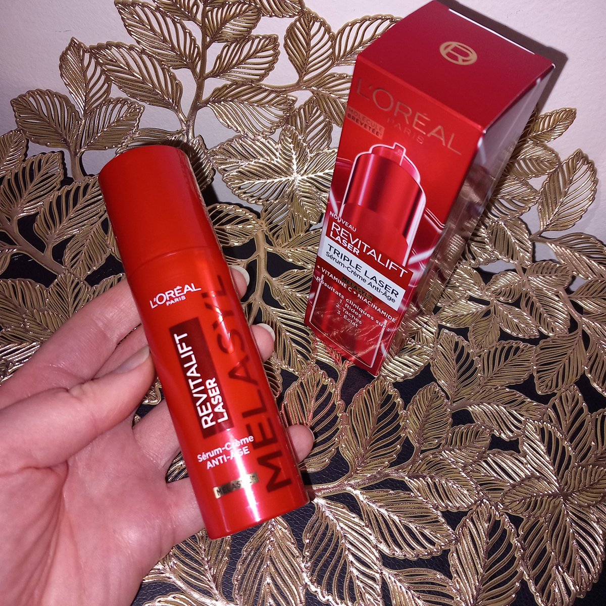 chezNymeria's tweet image. #Test de ces 3 dernières semaines.
Le sérum-crème Revitalift Laser gomme pas mal de taches brunes, estompe les ridules (mais pas les rides marquées) et hydrate parfaitement.

#RevitaliftLaser #TripleLaser #ProduitOffert #LorealParis 

🌸 Collaboration commerciale non rémunérée 🌸