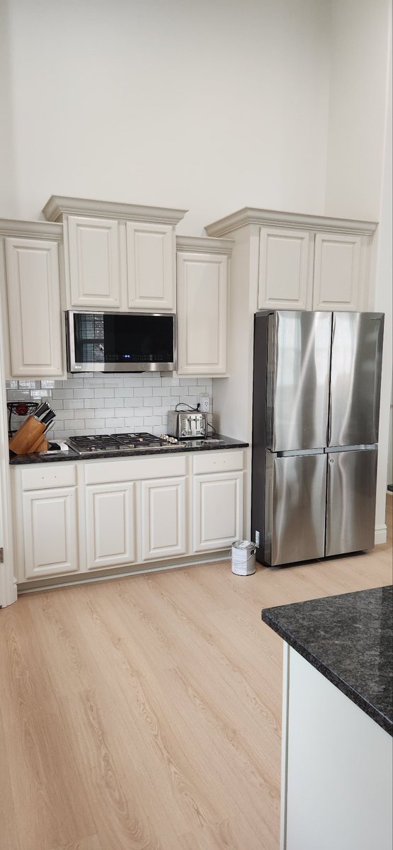 PaintEZ_SLC's tweet photo. Another kitchen cabinet painting project completed and we love the lighter color and how it complements the rest of the kitchen area! In addition to the kitchen cabinets the customer had us paint all the main interior area walls and ceilings and this one just looks so good! https://t.co/oVtttSdjve