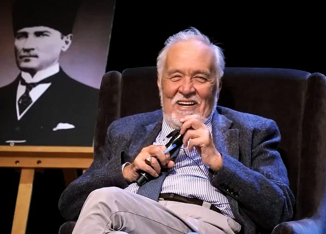 Türk tarihçiliğinin önemli isimlerinden, bilgi birikimi ve eserleriyle milletimizin tarih bilincine büyük katkılar sunan Prof. Dr. İlber Ortaylı’nın vefatını üzüntüyle öğrenmiş bulunuyoruz.
Kaleme aldığı eserler ve yetiştirdiği öğrencilerle ilim dünyasında silinmez izler bırakan