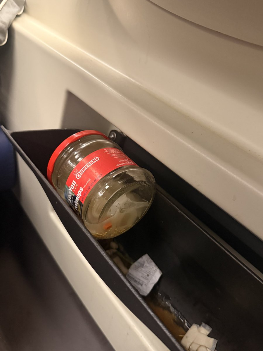 Welke idioot heeft een heel potje zure stinkende vis gegeten in de trein🤢🤢