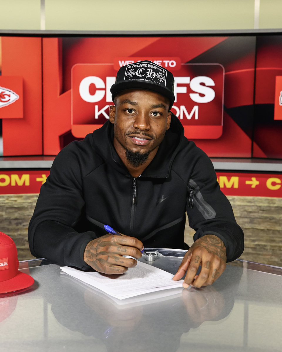 Chiefs's tweet photo. Welcome to the squad 🤝 https://t.co/Pr0TaGUyMz