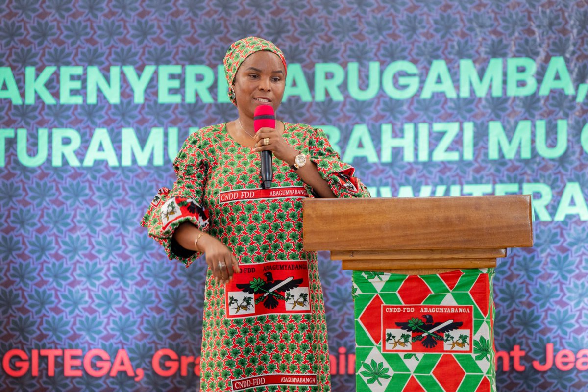 OPDD_Burundi's tweet photo. SE @Burundi1stLady a appelé les Bakenyererugamba à se concentrer sur l'éducation de leurs enfants en établissant un dialogue constant avec eux. La Première Dame a aussi souligné l'importance de se montrer de véritables patriotes pour assurer un avenir prometteur à notre pays https://t.co/gaD9S6YpJj
