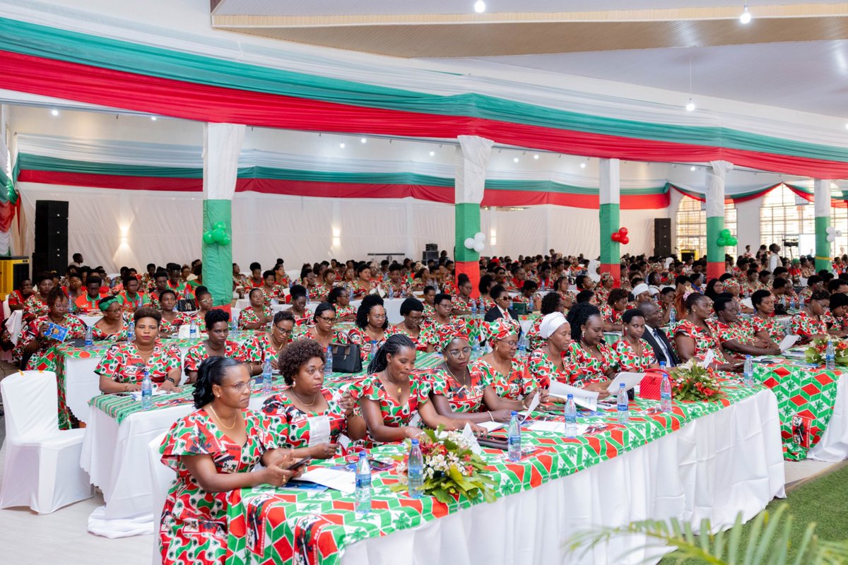 OPDD_Burundi's tweet photo. SE @Burundi1stLady a appelé les Bakenyererugamba à se concentrer sur l'éducation de leurs enfants en établissant un dialogue constant avec eux. La Première Dame a aussi souligné l'importance de se montrer de véritables patriotes pour assurer un avenir prometteur à notre pays https://t.co/gaD9S6YpJj