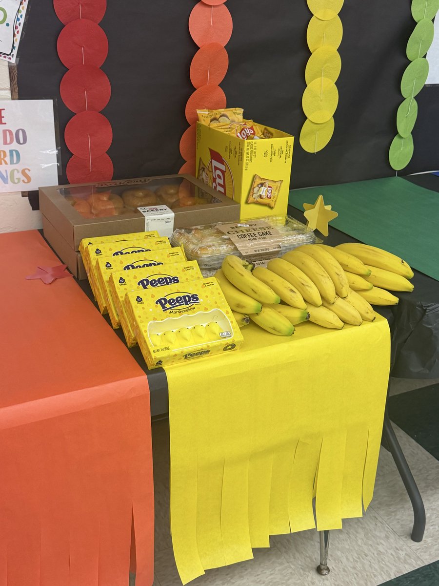 gonzalez_1st's tweet photo. 💛 Yellow was the color of the day for first grade and LALU at LYE’s Color Block Day! ☀️ And the firstie LALU staff did NOT come to play with these yellow snacks 🍌🍋🍍so fun and so yummy! ✨ #LYEproud #FirstGradeFun https://t.co/KzSM0LEUGI