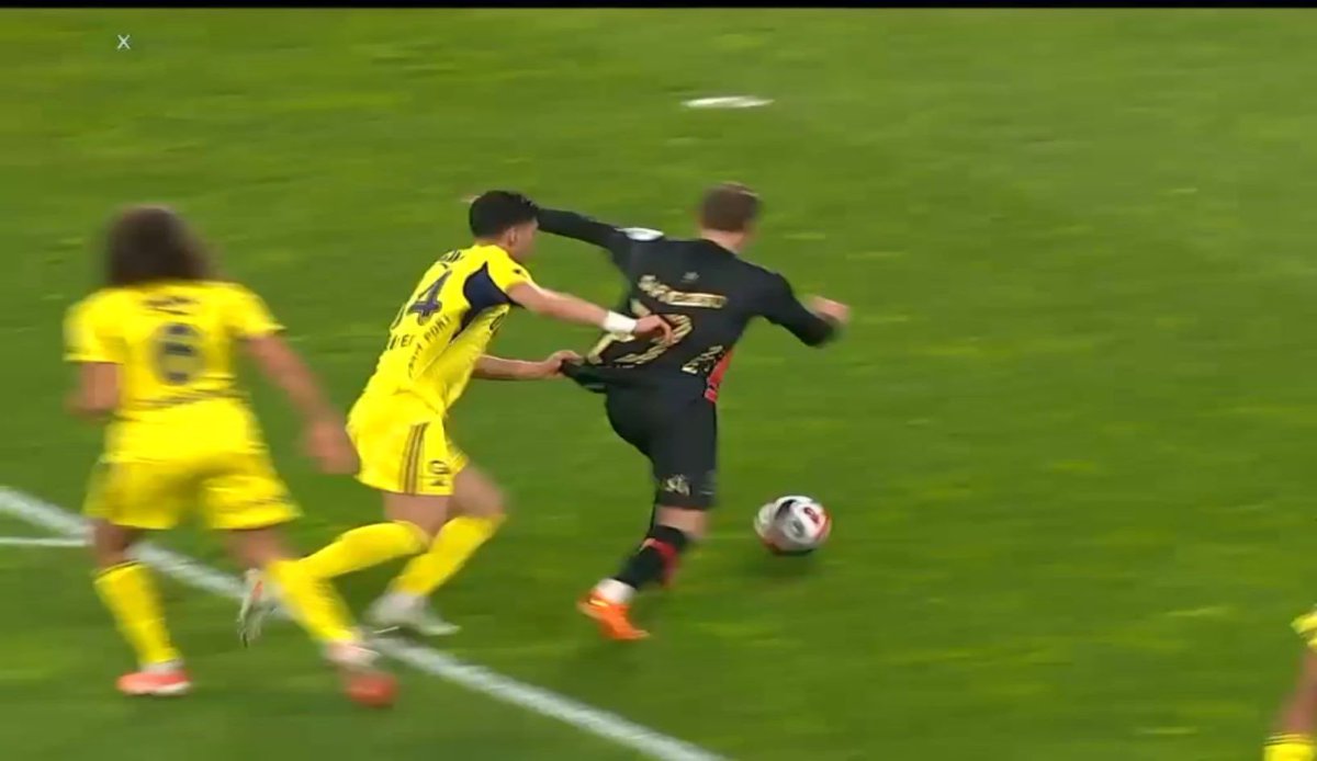 #KGvFB <a href="/Fenerbahce/">Fenerbahçe SK</a> kollanan kimmiş la, utanmanız varsa açıklama yaparsınız kollanıyoruz diye.