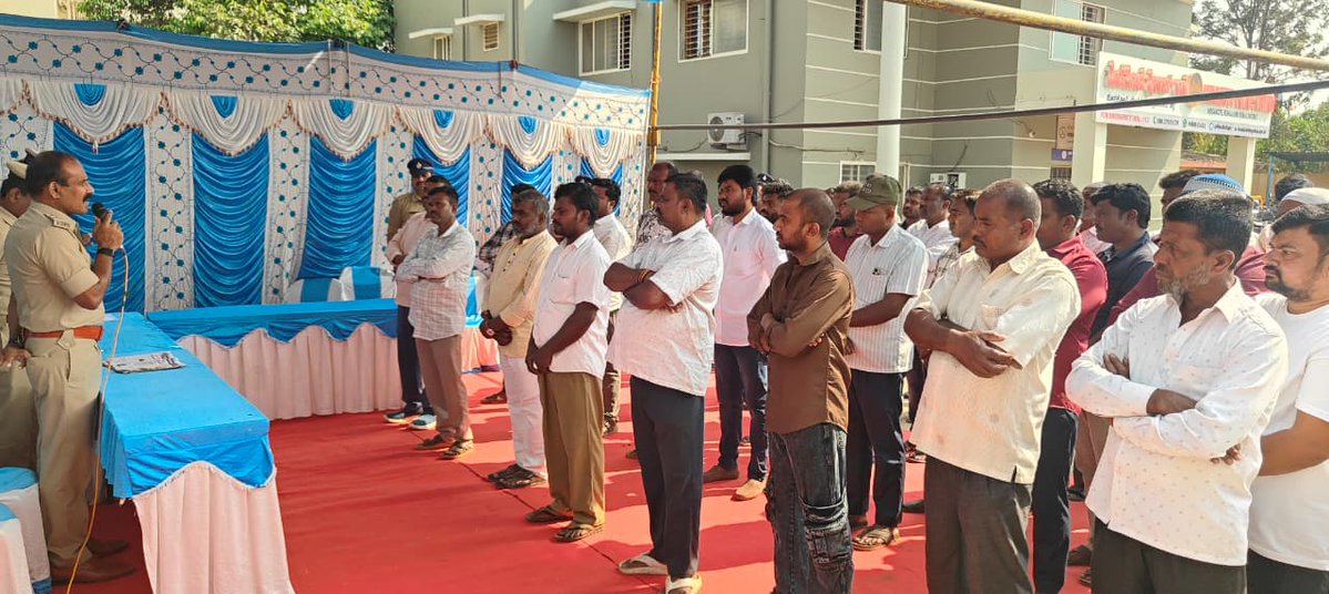 ಹೊಸಕೋಟೆ ಪೊಲೀಸ್ ಠಾಣೆಯಲ್ಲಿ ಉಪ ವಿಭಾಗದ ರೌಡಿ ಪೆರೇಡ್ ಹಮ್ಮಿಕೊಂಡು, ರೌಡಿಗಳಿಗೆ ಕಾನೂನು ಸುವ್ಯವಸ್ಥೆಯನ್ನು ಕಾಪಾಡುವಂತೆ ಹಾಗೂ ಯಾವುದೇ ಅಕ್ರಮ ಚಟುವಟಿಕೆಗಳಲ್ಲಿ ತೊಡಗಿಕೊಳ್ಳದಂತೆ ಸೂಕ್ತ ಎಚ್ಚರಿಕೆ ನೀಡಲಾಯಿತು.
<a href="/bngdistpol/">SP Bengaluru District Police</a>