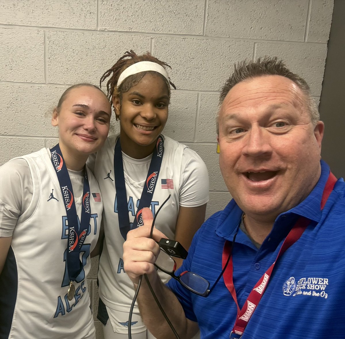 Sunflower Smack Show tweet media