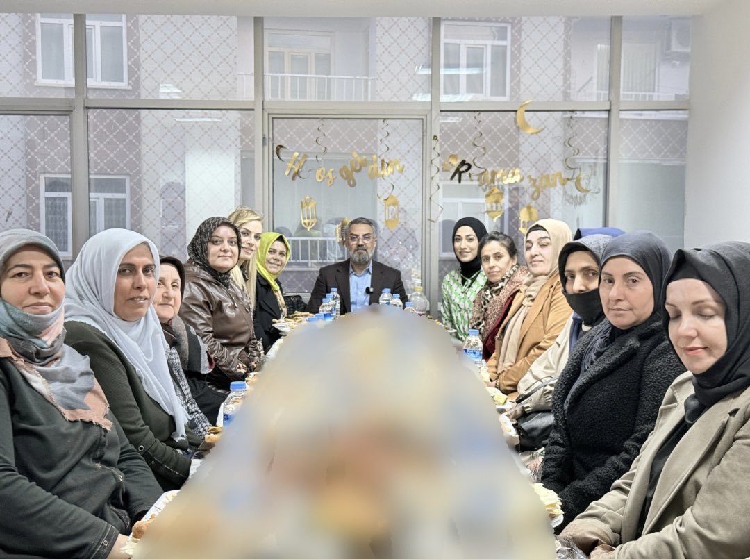 📍 Bağlar İlçe Başkanlığı

Ramazan’ın bereketi, soframızın neşesi… 🌙

Kadın Kolları teşkilatımızın kıymetli ve fedakâr üyeleriyle iftar soframızı paylaştık, sonrasında samimi bir çay sohbetinde buluştuk. Bu güzel akşamda hem geçtiğimiz Kadınlar Günü’nü bir kez daha kutladık hem