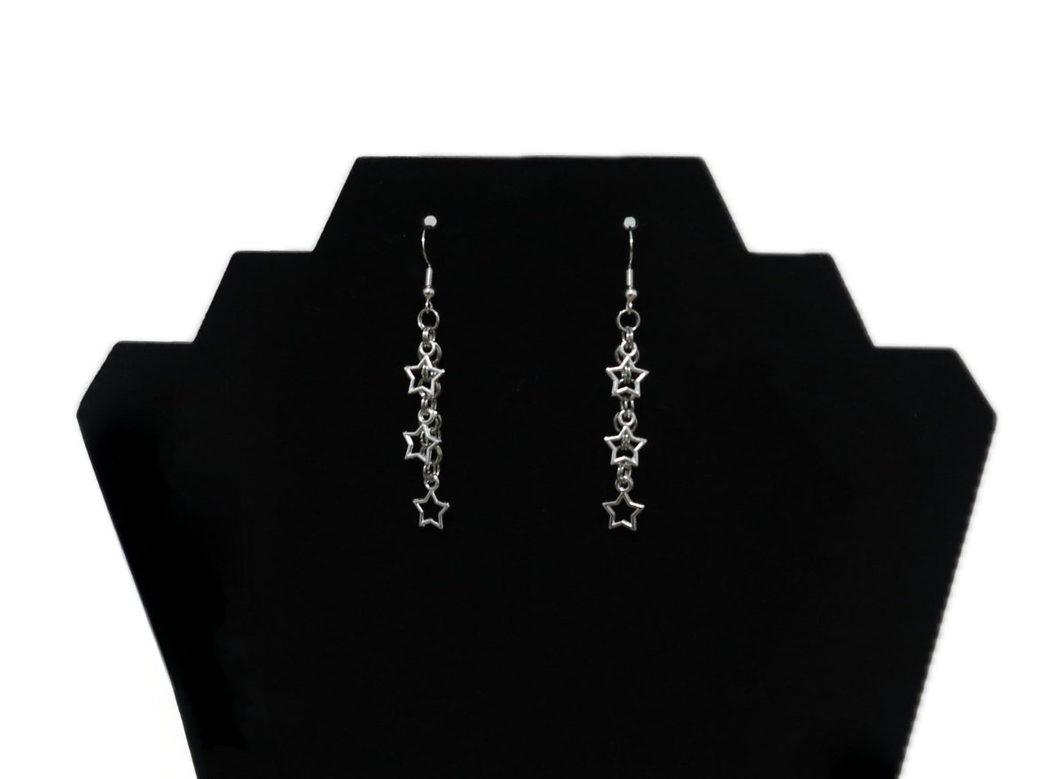C0SMICDUSTS's tweet image. all of these handmade chain mail earrings are now available to purchase! ⋆✴︎˚

made of stainless steel &amp;amp; adjustable 

✴︎ ko-fi.com/cadynscrafts/s…