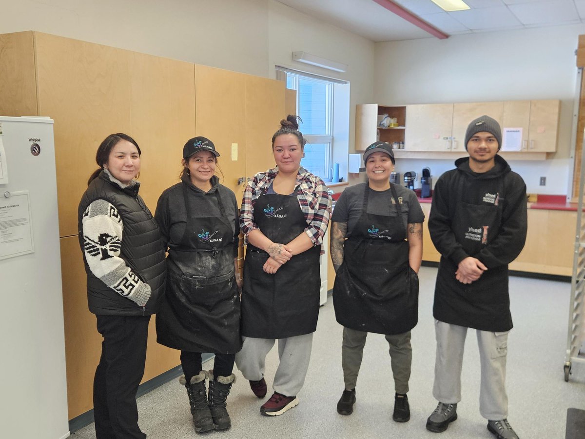 SnowlineGold's tweet photo. We are delighted to support Käganì Catering’s cooking skills workshop in Ross River this week in collaboration with YFNED!

This hands-on workshop provides youth and aspiring cooks the chance to learn what it takes to cater for large groups, building skills in menu planning, food preparation and kitchen teamwork.

Snowline is very fortunate to continue working with Jenna Mills and the Käganì team in 2026 providing catering services at our project camps. Thank you for sharing your knowledge and helping inspire the next generation of cooks!