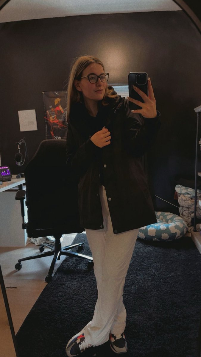 MissAbsurd tweet media