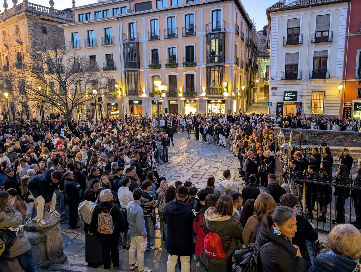 Y de paso, te comparto esta imagen. La multitud no es por la Esperanza, es un viernes de marzo en el Vía Crucis de Jesús del Gran Poder el pasado año. La verdad, para no ser digna imagen de esta ciudad, Granada tiene muy claro qué es aquello que le gusta.