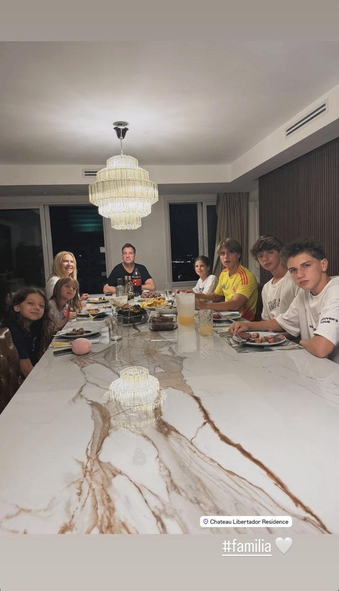 grlstraw's tweet photo. Wanda Nara y Maxi López son tal para cual 😍 NO CONOCEN LA DIGNIDAD. Los lacras siempre terminan juntos ☺️ https://t.co/Zz9fzswof2