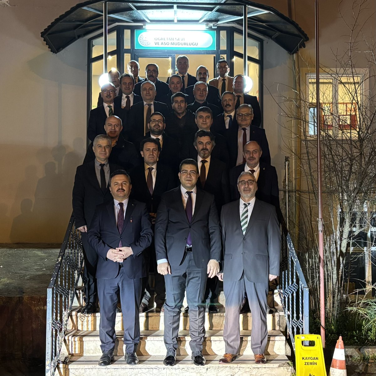 tcpiraziz's tweet photo. İl Millî Eğitim Müdürü Sayın Özgür Tokgöz’ün katılımları ve İlçe Millî Eğitim Müdürü Sayın Yunus Aydın’ın ev sahipliğinde, ilçe millî eğitim müdürlerimizin kıymetli iştirakleriyle düzenlenen iftar programında bir araya geldik.

Ramazan ayının birlik, beraberlik ve kardeşlik iklimini paylaştığımız bu anlamlı buluşmada, ilçelerimizde eğitim camiasına yön veren, eğitimin niteliğini artırmak adına büyük gayret ve özveriyle çalışan kıymetli ilçe millî eğitim müdürlerimizle aynı sofrayı paylaşmaktan memnuniyet duyduk.

Bu vesileyle programa katılım sağlayan başta İl Millî Eğitim Müdürümüz olmak üzere tüm ilçe millî eğitim müdürlerimize teşekkür ediyor, eğitim camiamıza sundukları kıymetli katkılar dolayısıyla her birine çalışmalarında kolaylıklar ve başarılar diliyorum.

Burak ÖZ
Piraziz Kaymakamı
