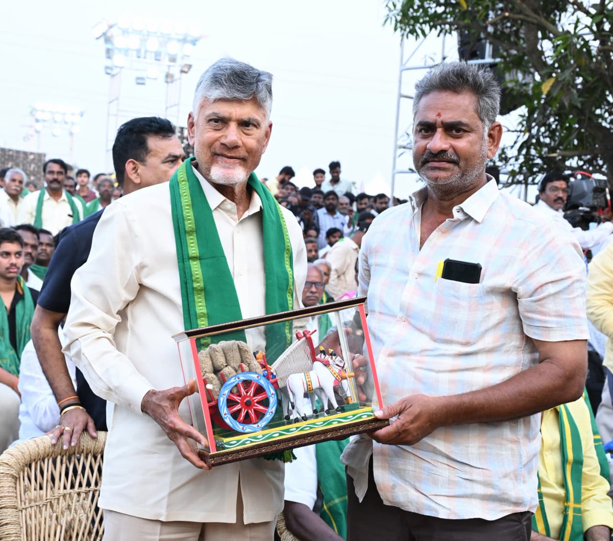 JaiTDP's tweet image. గన్నవరం నియోజకవర్గం, సూరంపల్లిలో 'అన్నదాత సుఖీభవ' ప్రజా వేదిక సభలో పాల్గొని ప్రసంగించిన ముఖ్యమంత్రి నారా చంద్రబాబునాయుడు గారు.
#AnnadathaSukhibhava3 
#PMKisan
#FarmersFriendlyGovt
#IdhiManchiPrabhutvam
#ChandrababuNaidu
#AndhraPradesh