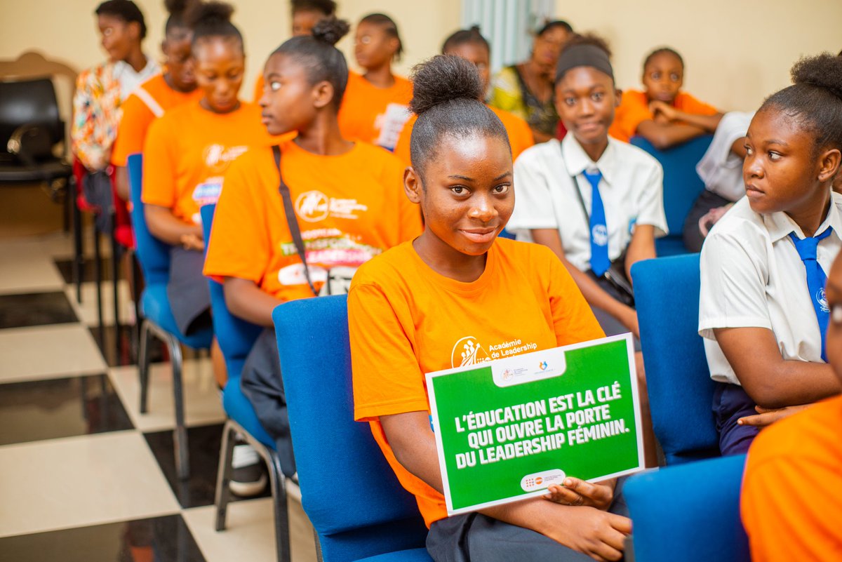 usp_plus's tweet photo. Former, inspirer, orienter. 53 Académiciennes ont rencontré Dr Angèle Mbongo au Centre IMT/FM. Une immersion riche en conseils et partage d’expérience pour encourager les jeunes filles à embrasser la médecine. #WomenInMedicine #GirlsInSTEM #LeadershipFéminin #Éducation #RDC https://t.co/UOlTfmLmuR