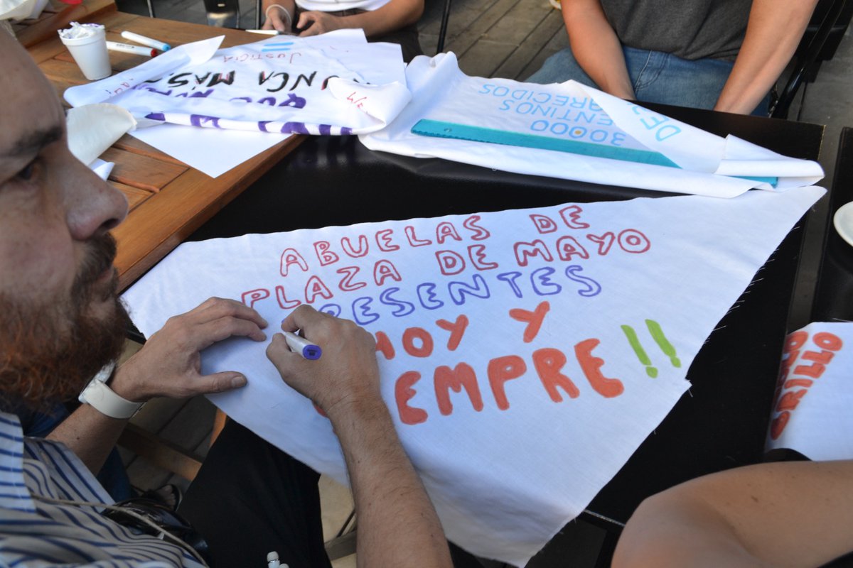 CarmelaMoreauOk's tweet photo. En una hermosa jornada de encuentro pintamos pañuelos de cara al 24 de marzo, a 50 años del golpe de Estado. Bajo la consigna de Abuelas de Plaza de Mayo: “Florecerán pañuelos”, compartimos memoria, compromiso y esperanza.

Es un honor tomar las bandera que nos legaron y continuar su lucha por Memoria, Verdad y Justicia, sosteniendo viva la historia y construyendo futuro.

Llevaremos los pañuelos como símbolo de resistencia colectiva y como forma de dar batalla, hoy y siempre, contra la violencia institucional.

#FloreceránPañuelos #MemoriaVerdadYJusticia #24DeMarzo