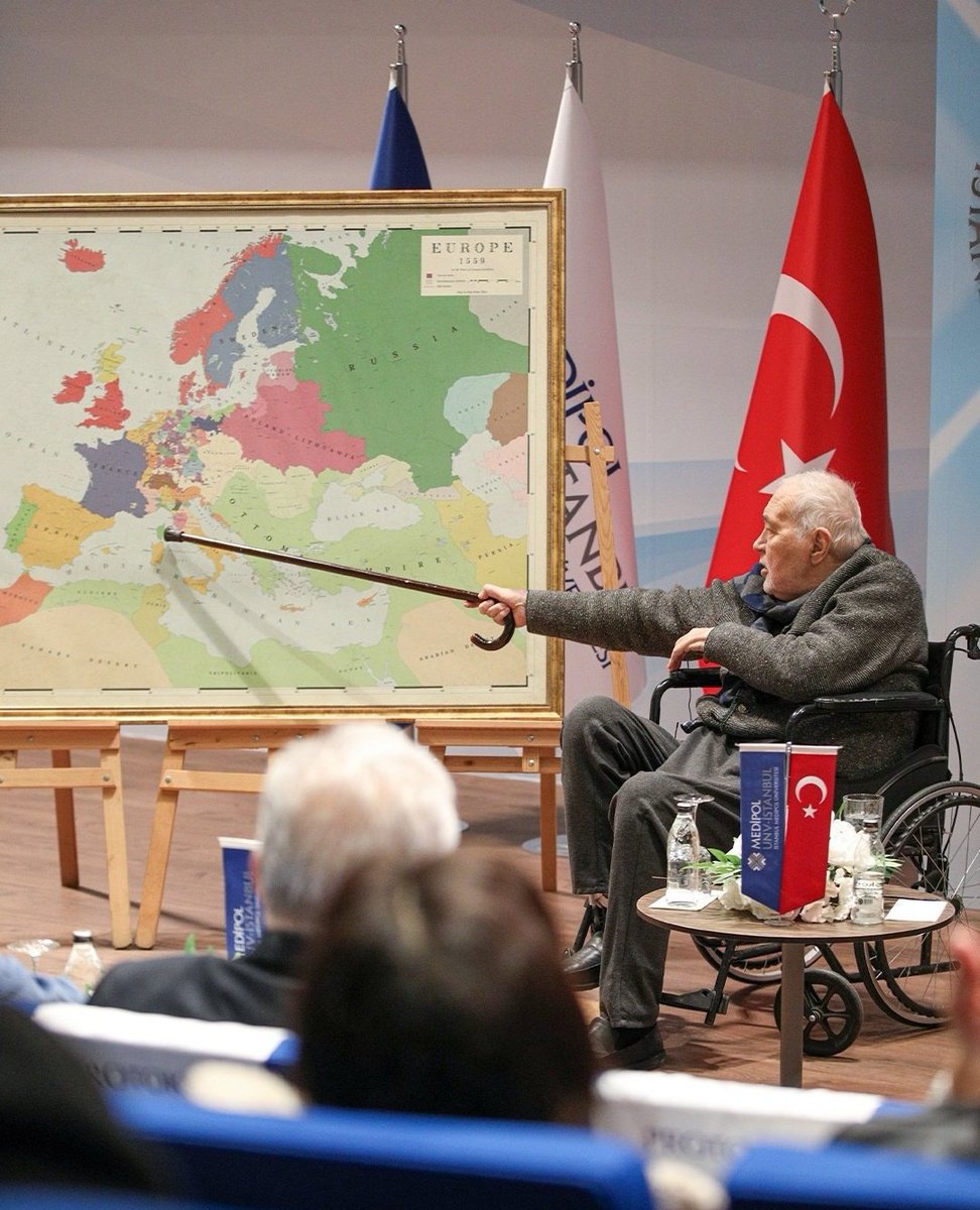 tenrioglu's tweet photo. İlber hocanın bir gün aramızdan ayrılabileceği düşüncesi bile bizleri derinden hüzünlendirirdi. Ne yazık ki korktuğumuz gerçekleşti. Büyük bir değerimizi kaybettik.

Rahmetli, vefatından 2 hafta önce tekerlekli sandalyede üniversite öğrencilerine tarih anlatıyordu.
Toprağın bol olsun büyük Türk aydını.