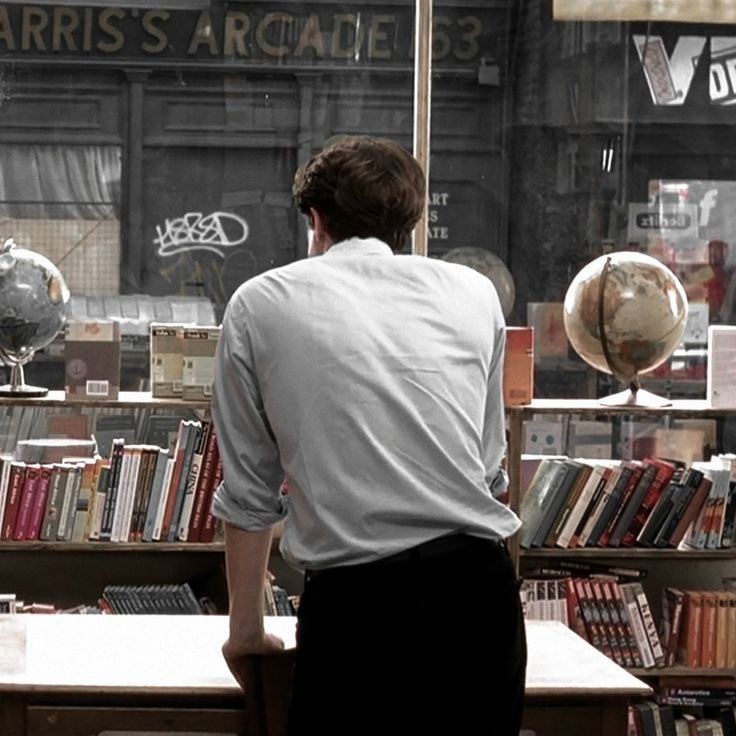 كُن أفضَلَ نُسخة مِن نَفْسِكَ.
Be the best version of yourself.