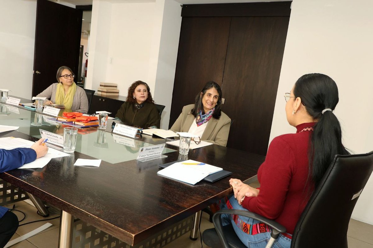 cnegobec's tweet photo. #CNEInforma 🇪🇨

Nuestra presidenta, @DianaAtamaint, recibió la visita de Miriam Bandes Zablah, Representante de @onumujeresEcu, y su equipo de trabajo. 

¡La cooperación interinstitucional promueve e impulsa la participación en condiciones de equidad, justicia y accesibilidad!  ♀️ 🤝