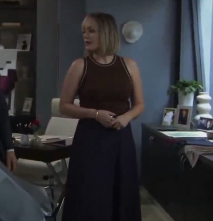 SuzanH01's tweet image. #boldandbeautiful The F is Hope wearing😭😭 just boring, basic, lackluster, frumpy and trapped in that #Lope prison 😭 Brooke needs to suffer for the damage she’s done to Hope, the low self esteem &amp;amp; low self worth Hope has that she thinks Liam is what she deserves😭😭 #Thope