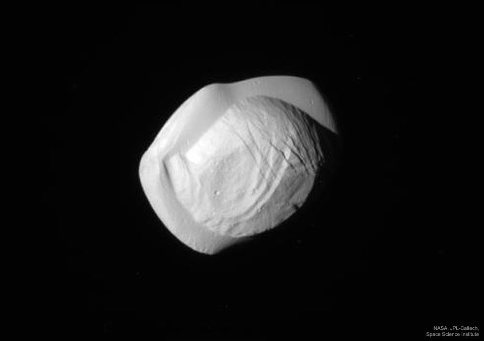 ahenk75's tweet image. #Itwas (March13, 2017) mentionned on apod.nasa.gov/apod/ap170313.… «Saturn's Moon Pan from Cassini»; a moon that looks something like a walnut with a slab through its middle. 🔭Img NASA, JPL-Caltech, Space Science Institute #Space #Astronomy #Astrophysics
