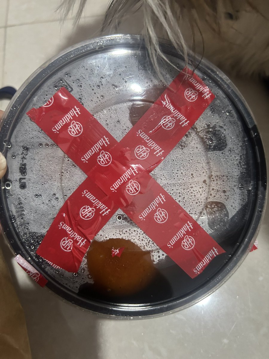 mevini's tweet photo. @Swiggy I ordered Vada Pav and you guys delivered Gulab Jamun. What non sense is this??
Refund my money right now!!😡😡 https://t.co/Ji5jBseZzV