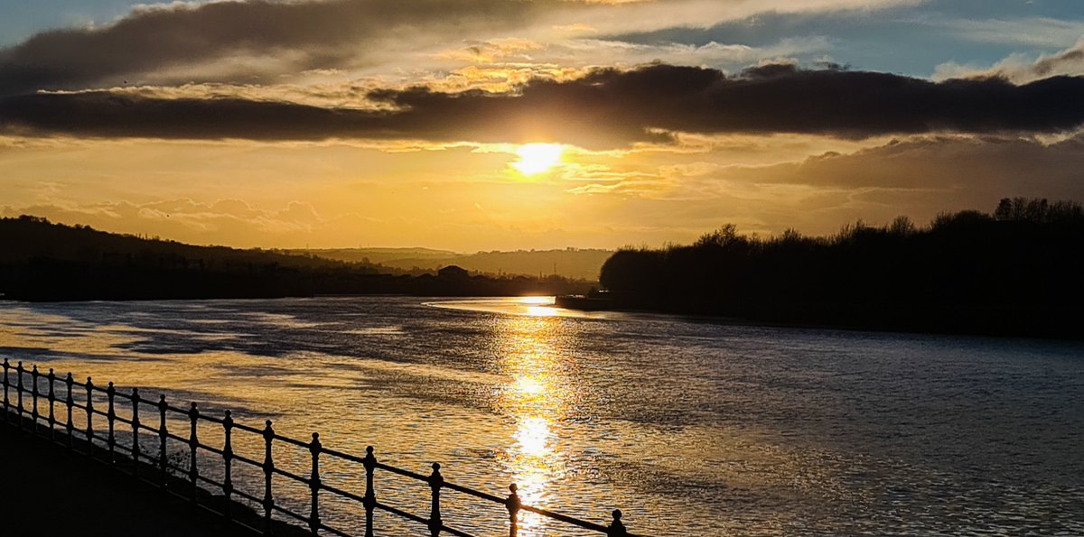 pewileman's tweet photo. Just another #Dunston #Sundown #RiverTyne #GatesheadRiverside https://t.co/Qm9VhZXX7J