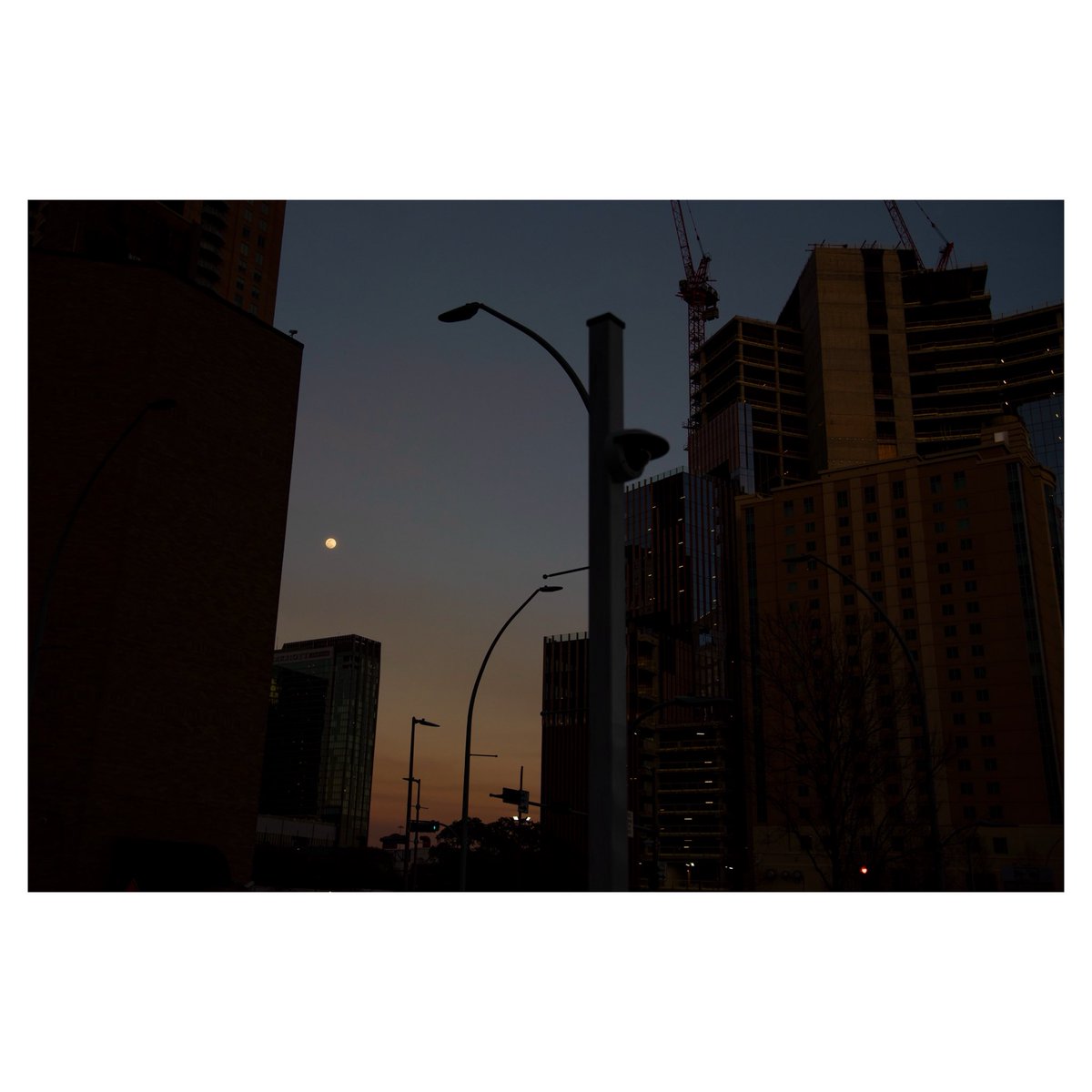 EmilTLippe's tweet photo. 03052023 | Houston, Texas
.
.
.
Sun down in H-Town. https://t.co/i0FP9g4Lr6
