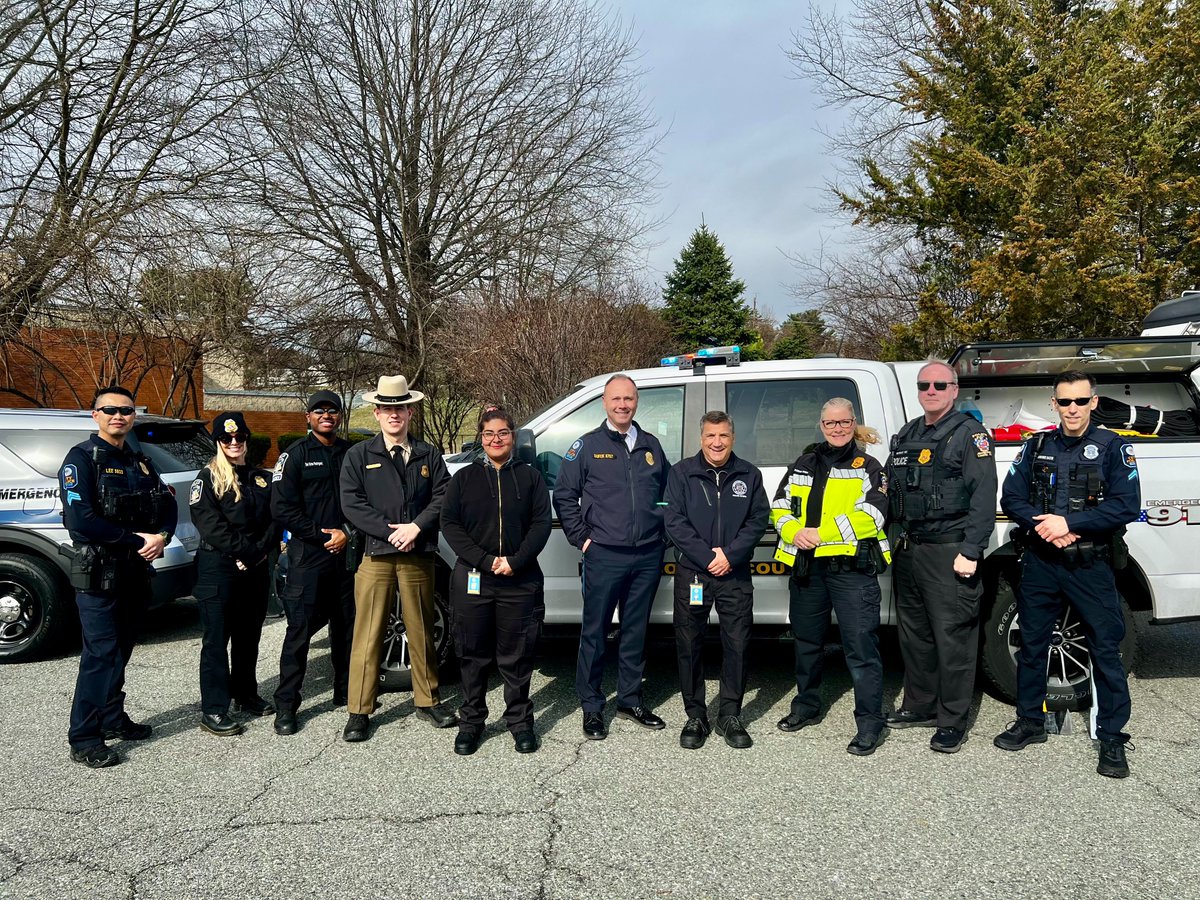 mcpnews's tweet photo. Kindergarteners at Lakewood Elementary got a hands-on look at law enforcement today!

Thanks to our partners at Rockville City Police, @GPDNews and @MDSP for joining us to make it a fun morning for the students.

@MCPD6DCommander @MCPS 

#MCPNews #MCPD https://t.co/FElX9SpO4z