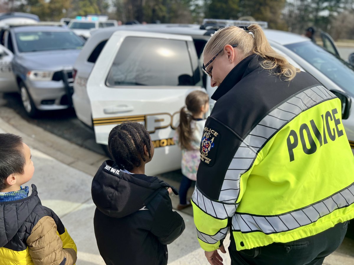 mcpnews's tweet photo. Kindergarteners at Lakewood Elementary got a hands-on look at law enforcement today!

Thanks to our partners at Rockville City Police, @GPDNews and @MDSP for joining us to make it a fun morning for the students.

@MCPD6DCommander @MCPS 

#MCPNews #MCPD https://t.co/FElX9SpO4z