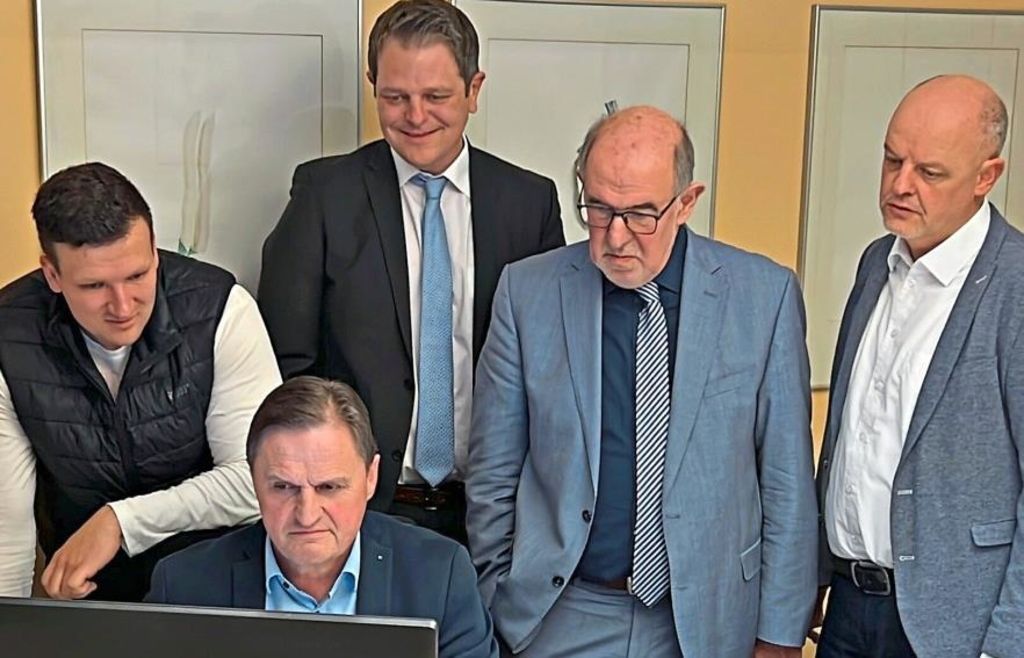 Landratswahl ... 
AfD im Raum Parsberg erfolgreich: ... In Trautmannshofen, seinem Wohnort, holte Schuberth ... 31,7 Prozent der Stimmen – besonders deswegen interessant, weil er ebendort als Gemeinderatskandidat nur 6,2 Prozent der Stimmen erhielt. 
mittelbayerische.de/lokales/landkr…