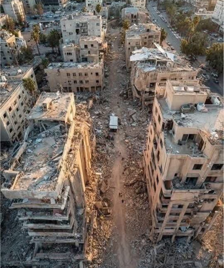 AlaaSaddik's tweet photo. انها #الضاحية الجنوبية للعاصمة #بيروت،  وفي النهاية يقولون لك جماعة #حزب_الله أنهم انتصروا!! هل تستحق #ايران ان يحل بنا كل هذا الخراب والدمار .. الله لا يسامحكم https://t.co/pMT2aZiS5w