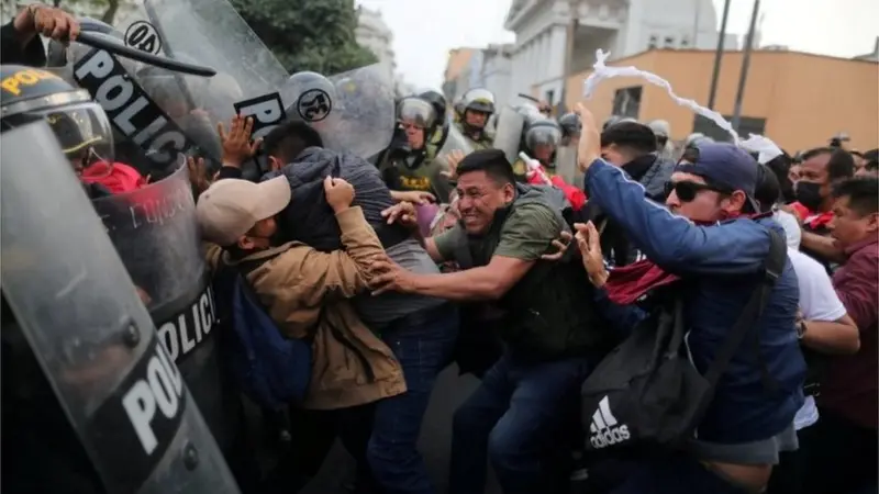 DanteBobadilla's tweet photo. Toda esta mierda es la izquierda: revoltosos, agitadores, subversivos, violentistas, salvajes, brutos que creen que pueden imponer sus caprichos por la violencia, animales que creen que pueden bajarse un presidente con vandalismo. La izquierda es una mierda. No voten por ellos. https://t.co/pSE5b5rV6P