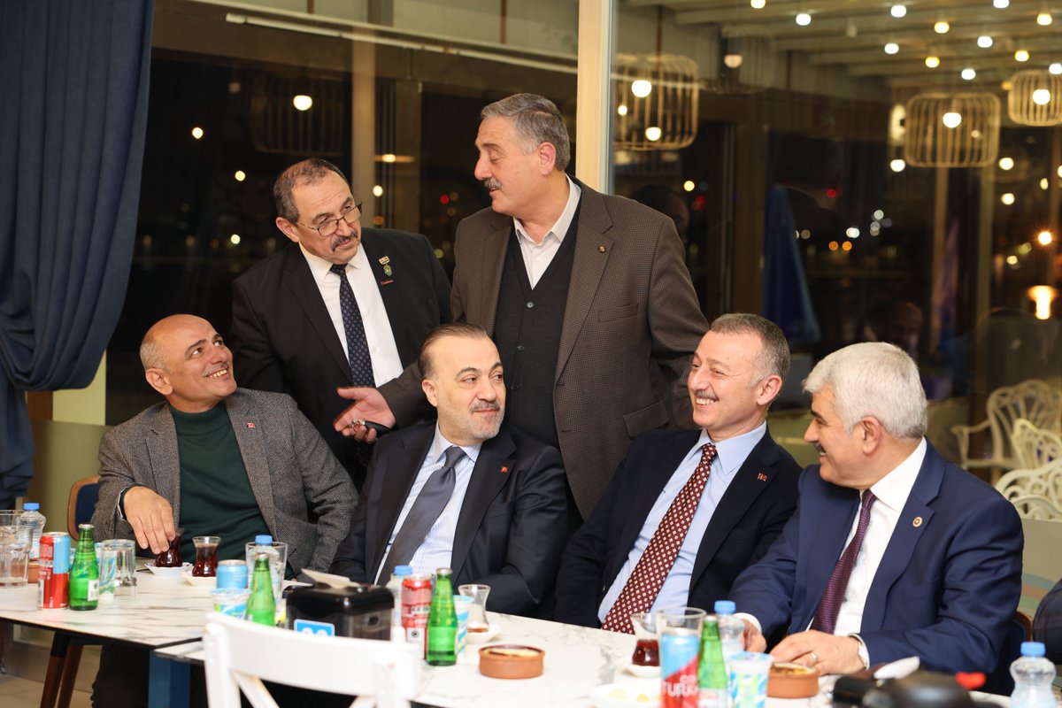 senersogut's tweet photo. AK Parti Kocaeli İl Başkanımız Dr. Şahin Talus, Kocaeli Milletvekilimiz Prof. Dr. Sadettin Hülagü, Kocaeli Büyükşehir Belediye Başkanımız Doç. Dr. Tahir Büyükakın ve İlçe Başkanımız Nurettin Okudan ile birlikte Kocaeli Erzurumlular Vakfı’nın düzenlediği iftar programında huzurevi sakinlerimiz, şehit ailelerimiz ve gazilerimizle aynı sofrada buluştuk.

Ramazan ayının manevi atmosferinde birlik, beraberlik ve dayanışmanın en güzel örneklerinden birini yaşadığımız bu anlamlı programı düzenleyen Vakıf Başkanımız Ahmet Önal abimize ve yönetim kurulu üyelerine teşekkür ediyorum.  Rabbim birlik ve beraberliğimizi daim eylesin. 🌙🤲