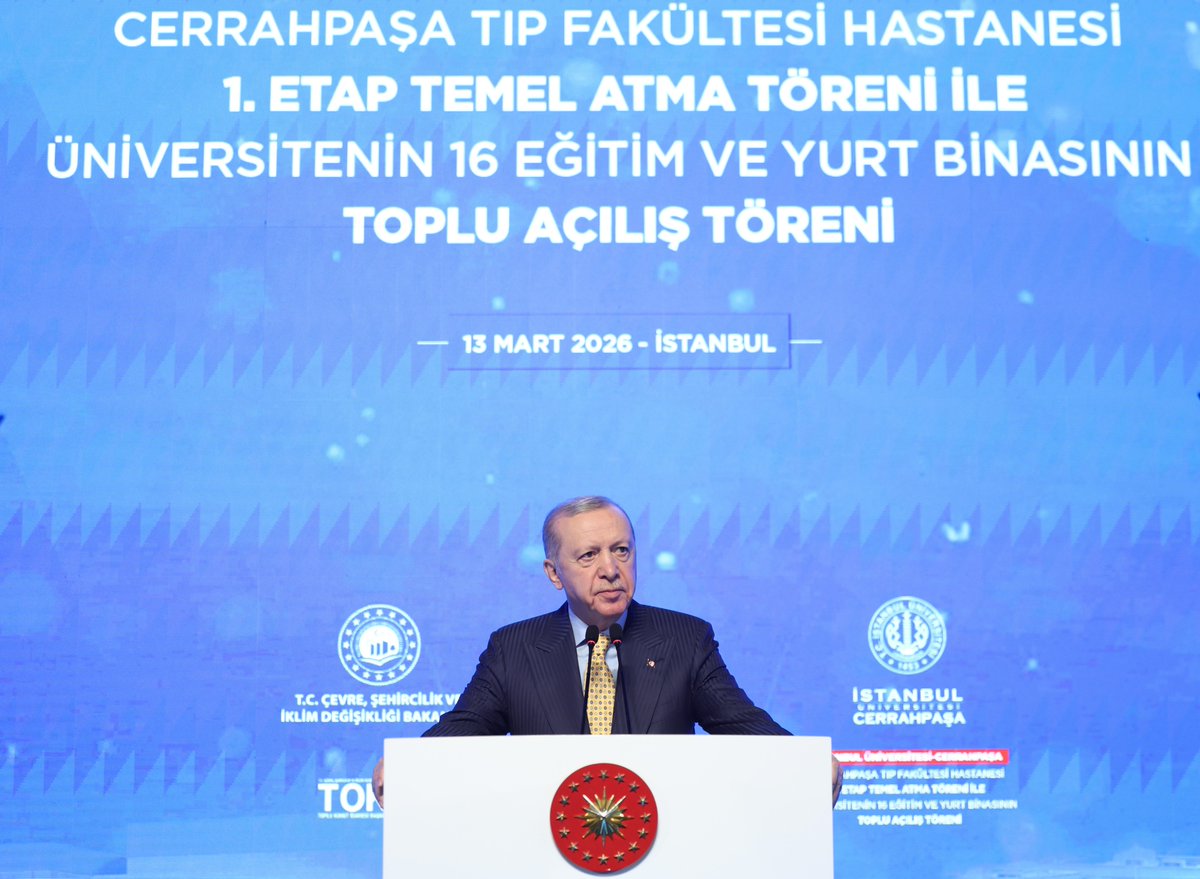 RTErdogan's tweet photo. Bugün Cerrahpaşa Tıp Fakültemizin 1’inci etabının temelini attık, yapımı tamamlanan 16 hizmet binamızın resmî açılışını gerçekleştirdik.

Yeni tıp fakültemiz ve hizmet binalarımız üniversitemize, İstanbul’umuza, öğrenci ve hocalarımıza, hasta ve hasta yakınlarımıza hayırlı olsun.

Birinci etap temelini attığımız yeni Cerrahpaşa Tıp Fakültesi binası, son teknolojiye sahip ve yüksek standartlı bir hastane olarak vatandaşlarımıza sağlık hizmeti sunacak.

İnşallah projemizi tamamladığımızda:

Toplam 650 bin metrekare kapalı alana sahip…

150’si yoğun bakım olmak üzere 900 hasta yatağı ve 40 ameliyathanesi bulunan…

3 bin araç kapasiteli kapalı otopark, helikopter pisti, eğitim ve yurt binalarının da yer aldığı modern, güçlü ve İstanbul’a yakışır bir kampüs kurmuş olacağız.

Proje kapsamındaki tüm hastane binalarımızı sismik izolatörle donatılmış ve depreme dayanıklı olacak şekilde tasarladık.

Şimdiden hayırlı, uğurlu olsun.
