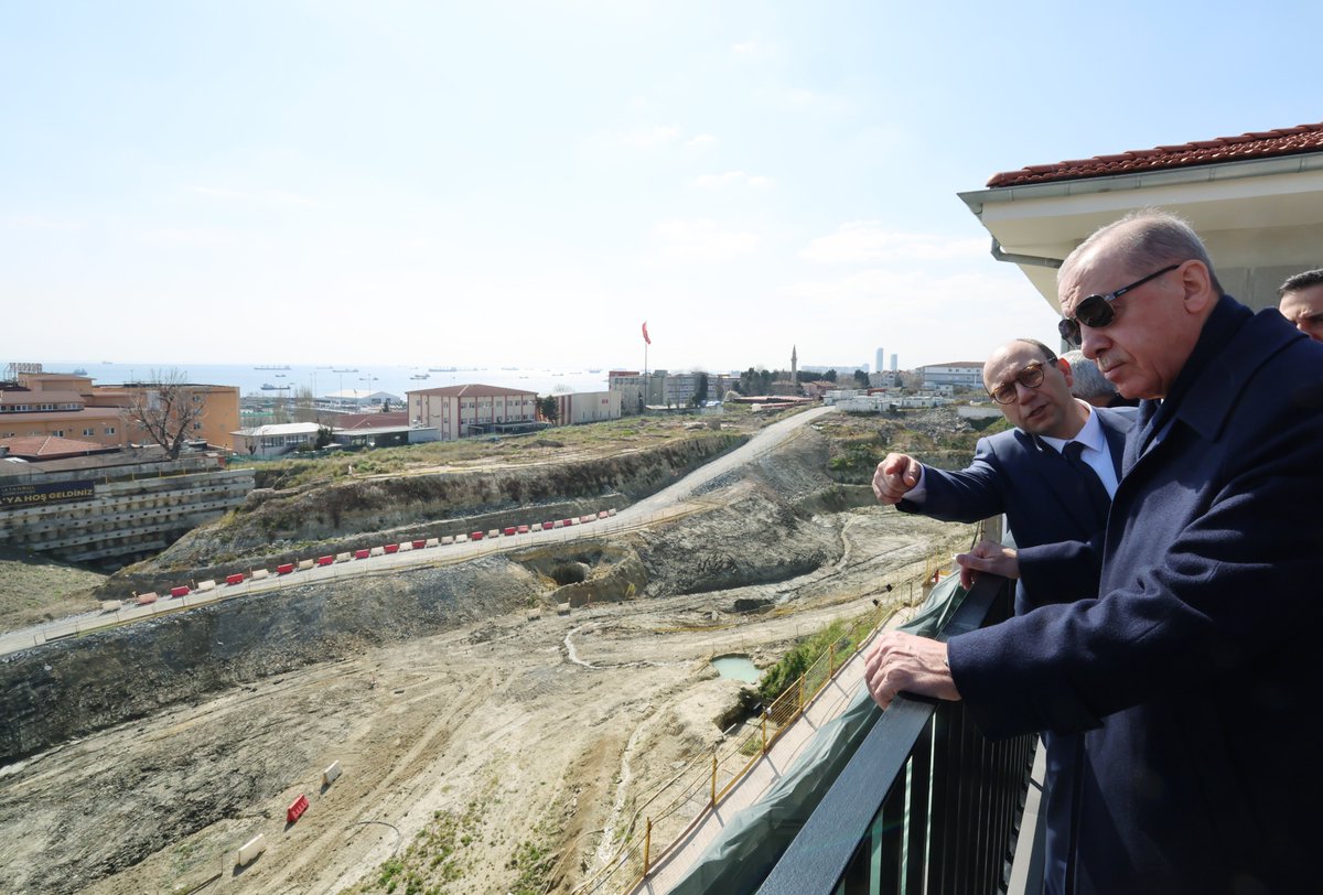 RTErdogan's tweet photo. Bugün Cerrahpaşa Tıp Fakültemizin 1’inci etabının temelini attık, yapımı tamamlanan 16 hizmet binamızın resmî açılışını gerçekleştirdik.

Yeni tıp fakültemiz ve hizmet binalarımız üniversitemize, İstanbul’umuza, öğrenci ve hocalarımıza, hasta ve hasta yakınlarımıza hayırlı olsun.

Birinci etap temelini attığımız yeni Cerrahpaşa Tıp Fakültesi binası, son teknolojiye sahip ve yüksek standartlı bir hastane olarak vatandaşlarımıza sağlık hizmeti sunacak.

İnşallah projemizi tamamladığımızda:

Toplam 650 bin metrekare kapalı alana sahip…

150’si yoğun bakım olmak üzere 900 hasta yatağı ve 40 ameliyathanesi bulunan…

3 bin araç kapasiteli kapalı otopark, helikopter pisti, eğitim ve yurt binalarının da yer aldığı modern, güçlü ve İstanbul’a yakışır bir kampüs kurmuş olacağız.

Proje kapsamındaki tüm hastane binalarımızı sismik izolatörle donatılmış ve depreme dayanıklı olacak şekilde tasarladık.

Şimdiden hayırlı, uğurlu olsun.