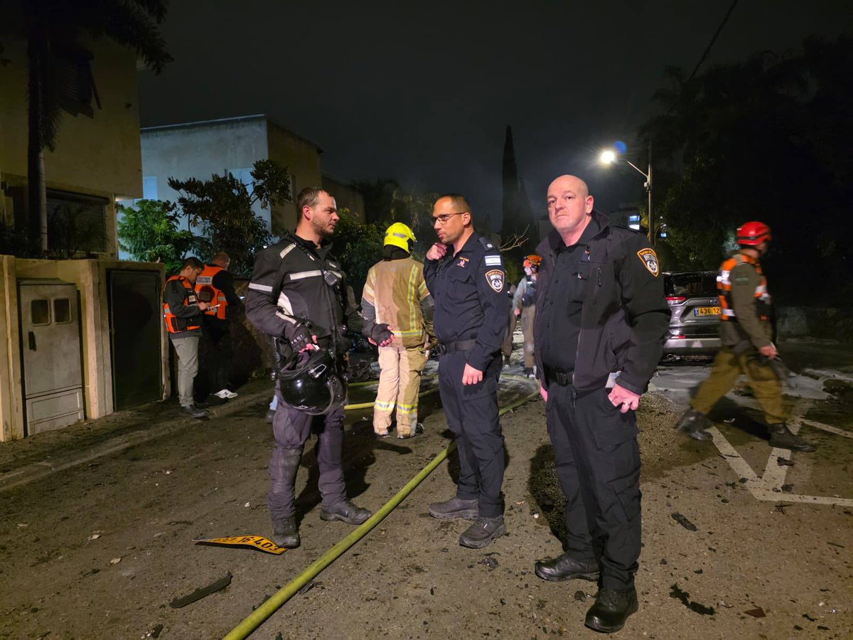 TT_essence's tweet photo. Huge destruction caused by the fall of the Iranian missile in Tel Aviv https://t.co/iCiE0IlMKw