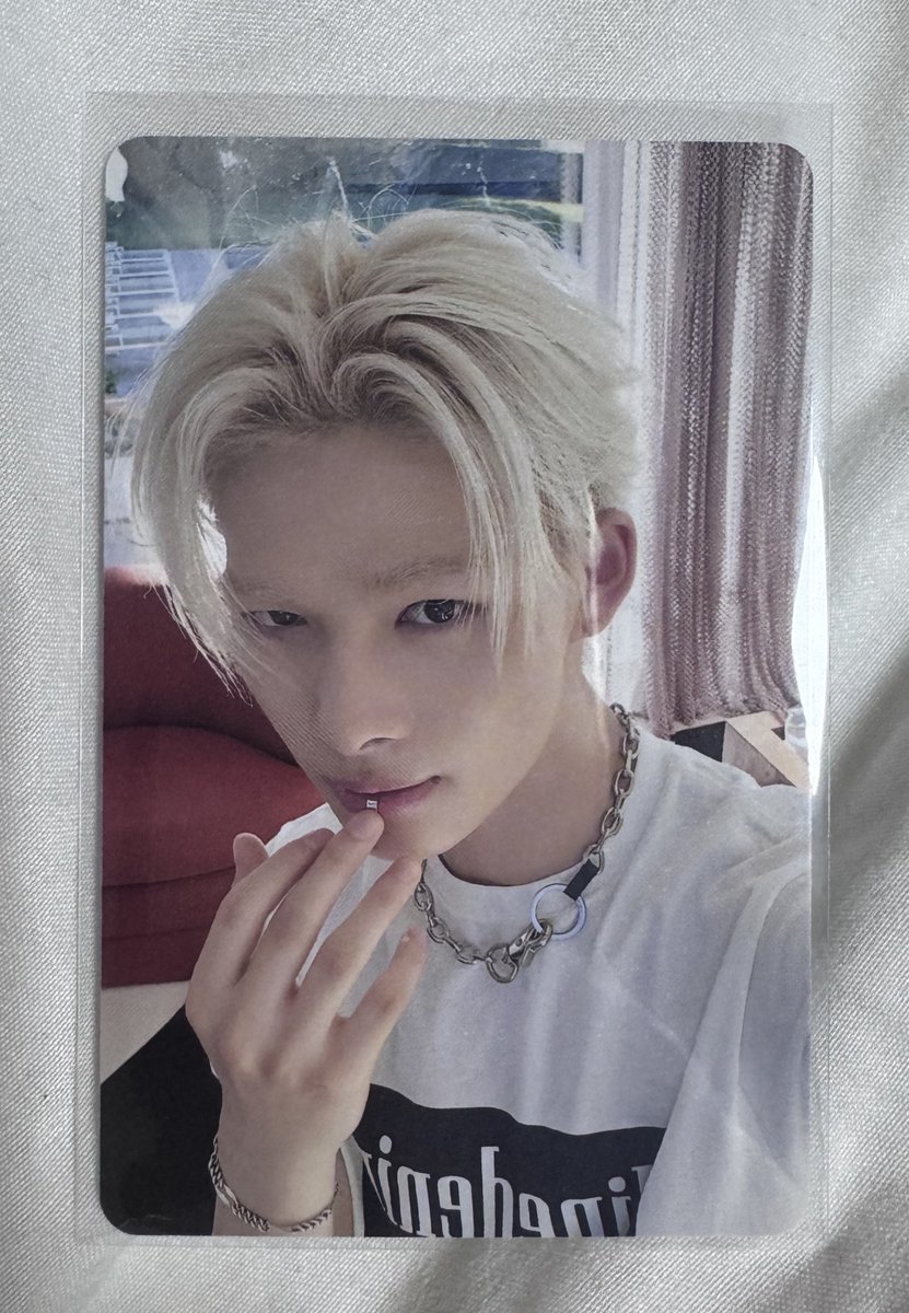 Whdqndls's tweet photo. 입술 피어싱한 니키가 너무 이뻐서 또 봤음 https://t.co/5kjwe4bx6p