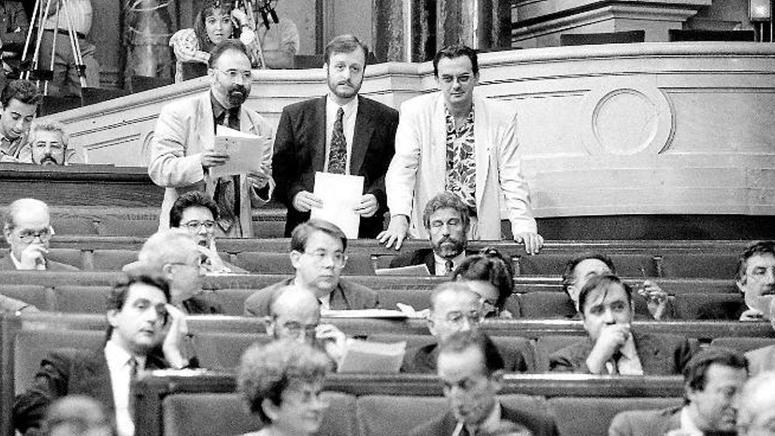 🟡Aquesta setmana ERC compleix 95 anys, un partit històric del catalanisme perseguit durant la Guerra Civil, reprimit pel franquisme, i que va passar de ser residual a clau en la política catalana. 

El 1991, els diputats <a href="/CarodRoviraJLl/">Carod-Rovira II*II</a> , <a href="/angelcolom/">Àngel Colom</a>  i <a href="/MiquelPueyo/">Miquel Pueyo</a> van portar