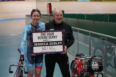 ◼️ Nuevo récord de la hora tras derny para Jessica Disley, con 60,160 km. 
◻️ New hour record behind derny set by Jessica Disley, covering 60.160 km. 
trackpiste.com/2026/03/nuevo-…