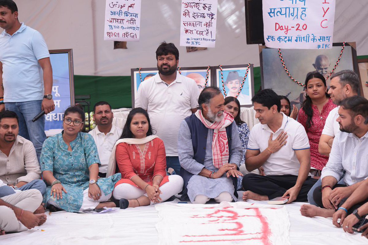 यह इंडो-यूएस ट्रेड डील नहीं, देश के किसानों के साथ खुली गद्दारी है। मोदी ने खेती और किसान को सौदे की मेज़ पर रख दिया है।

आज इस किसान-विरोधी सौदे के खिलाफ युवा कांग्रेस के ‘न्याय सत्याग्रह’ के 20वें दिन धरने में शामिल हुआ।

दुनिया कुर्सी को सलाम भले करे, पर इतिहास उसी का सम्मान