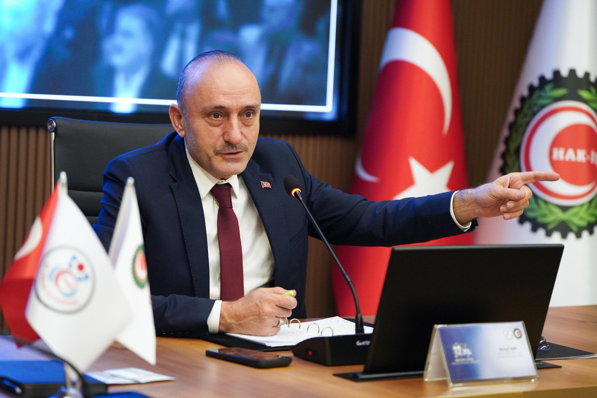 devletsert's tweet photo. Sağlık ve sosyal hizmet emekçisi üyelerimizin sahada yaşadığı sorunların dile getirildiği ve çözüm yollarının birlikte ele alındığı Bölge Başkanları Toplantılarımızın sonuncusunu, Karadeniz Bölge Şubelerimizin katılımıyla gerçekleştirdik.

Şube başkanlarımızın sahada edindiği gözlemler ve üyelerimizden gelen talepler, sendikamızın çalışmalarına yön vermeye ve mücadelemize güç katmaya devam edecektir.

Bu vesileyle gerçekleştirdiğimiz toplantıların sendikamız ve emekçi kardeşlerimiz için hayırlara vesile olmasını temenni ediyor, katkı ve katılımları için tüm şube başkanlarımıza teşekkür ediyorum.