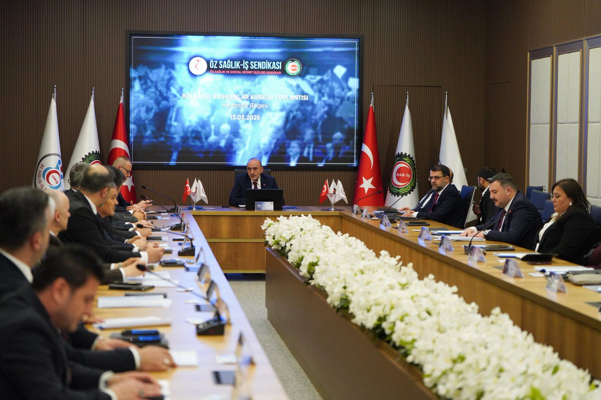 devletsert's tweet photo. Sağlık ve sosyal hizmet emekçisi üyelerimizin sahada yaşadığı sorunların dile getirildiği ve çözüm yollarının birlikte ele alındığı Bölge Başkanları Toplantılarımızın sonuncusunu, Karadeniz Bölge Şubelerimizin katılımıyla gerçekleştirdik.

Şube başkanlarımızın sahada edindiği gözlemler ve üyelerimizden gelen talepler, sendikamızın çalışmalarına yön vermeye ve mücadelemize güç katmaya devam edecektir.

Bu vesileyle gerçekleştirdiğimiz toplantıların sendikamız ve emekçi kardeşlerimiz için hayırlara vesile olmasını temenni ediyor, katkı ve katılımları için tüm şube başkanlarımıza teşekkür ediyorum.