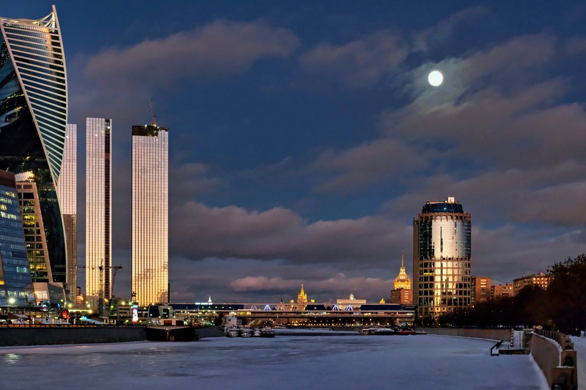 PEKHTography's tweet photo. Moon climbs the clouds like a stage technician.
Towers instantly straighten their glowing ties.
The frozen river watches quietly —
every big city loves a surprise spotlight 🌕🏙️❄️
#CityLights #UrbanNightscape #MoonlitArchitecture #MidnightMood https://t.co/tWMgBWLOCy