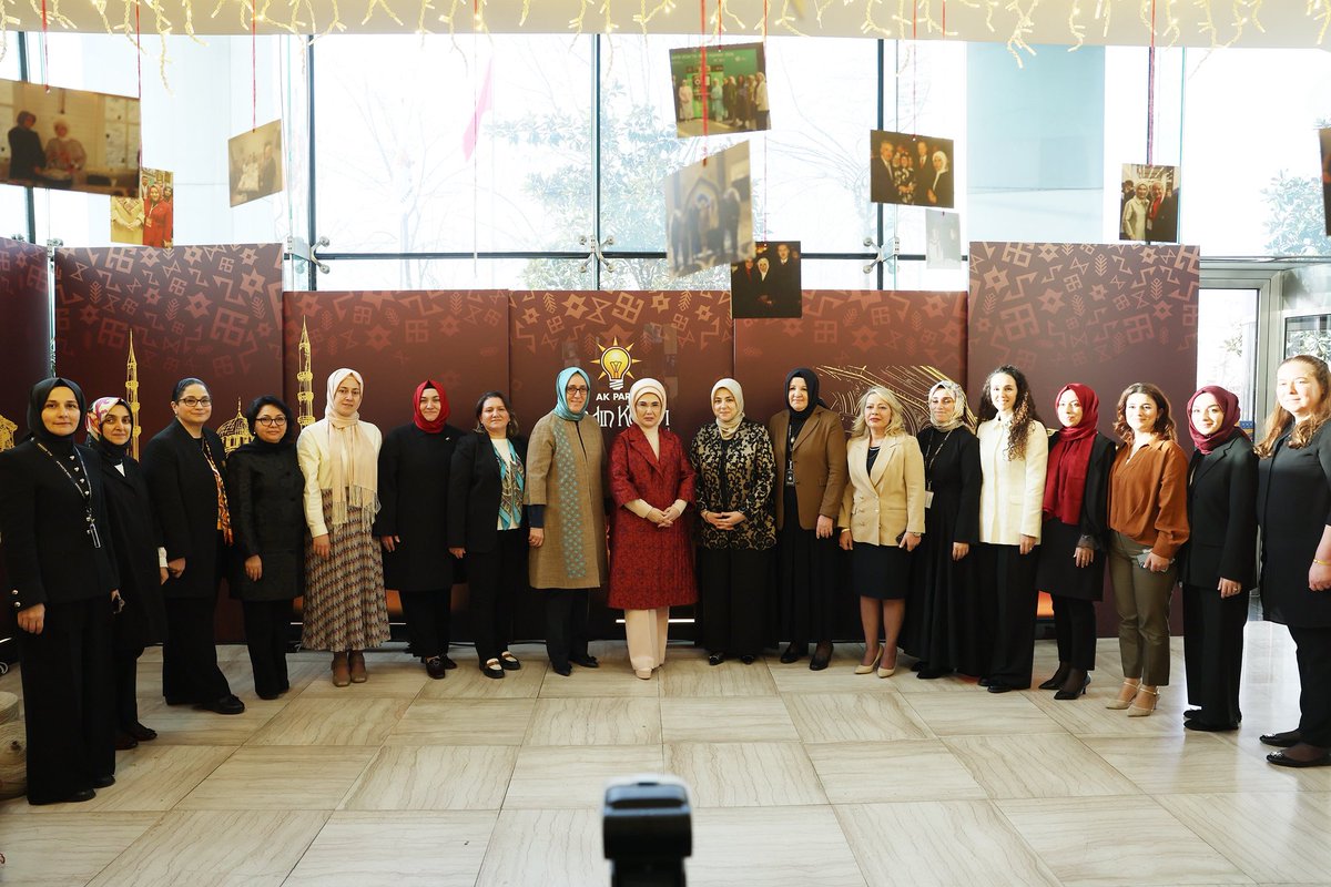 AK Parti İstanbul İl Kadın Kolları Başkanlığımızın ev sahipliğinde, “İz ve İlmek: Hanım Sultanlardan Anadolu Kadınlarına” temasıyla düzenlenen Vefa İftarı’nda, kıymetli yol arkadaşlarımızla bir araya gelmekten memnuniyet duydum.

Emek, sadakat ve gönül bağıyla büyüyen bu güzel